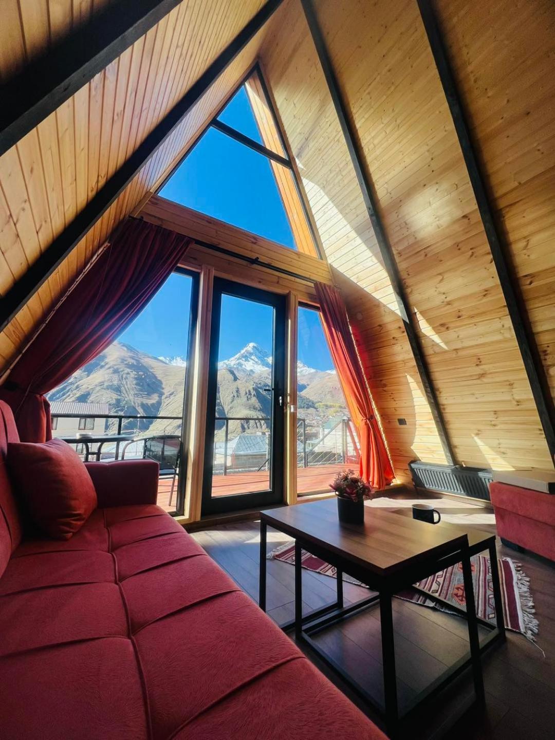 Pyramid Kazbegi Hotel ภายนอก รูปภาพ