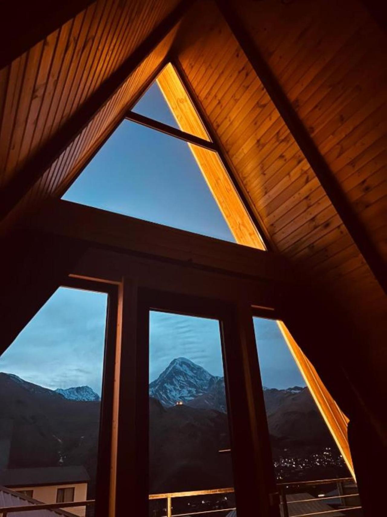 Pyramid Kazbegi Hotel ภายนอก รูปภาพ