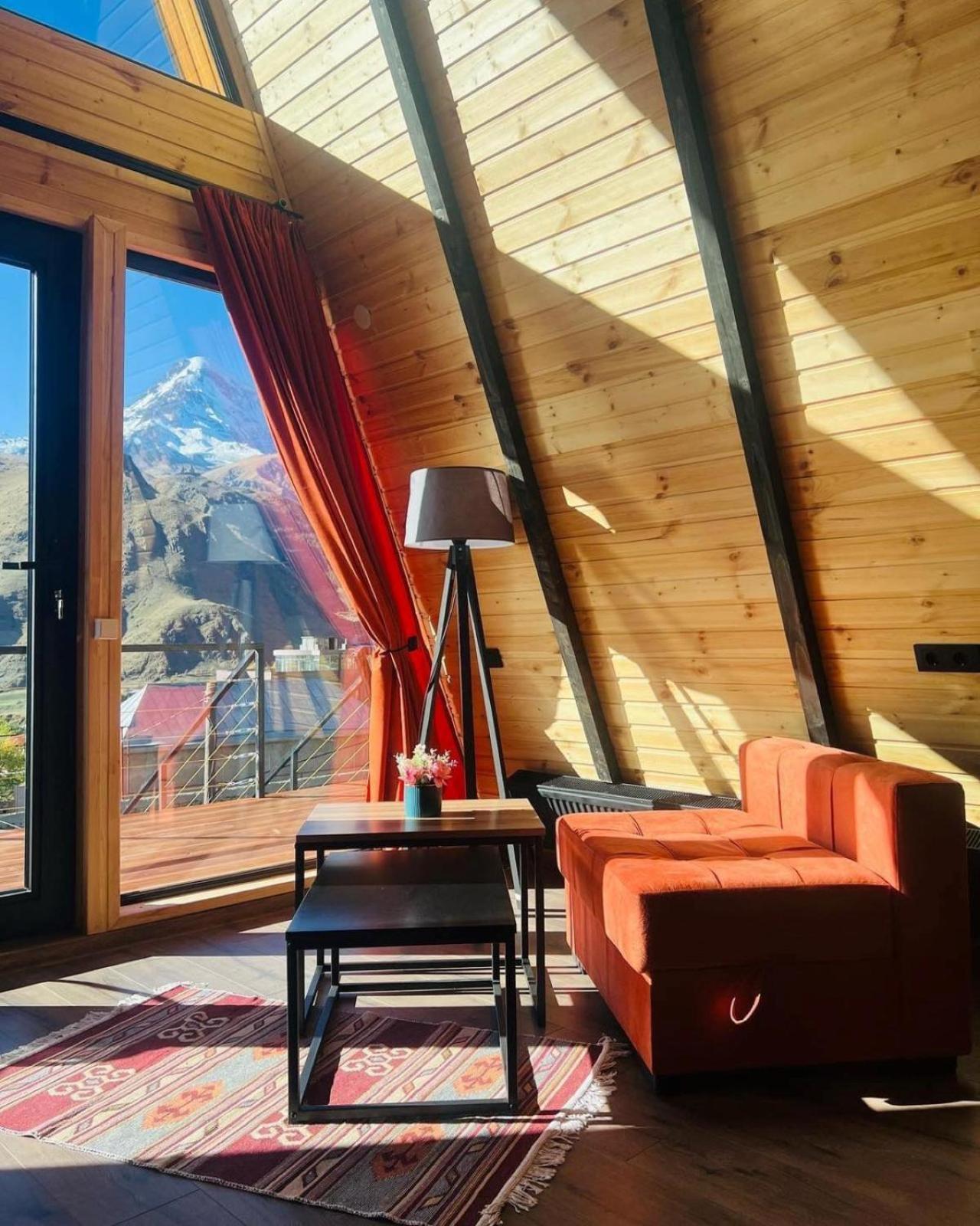 Pyramid Kazbegi Hotel ภายนอก รูปภาพ