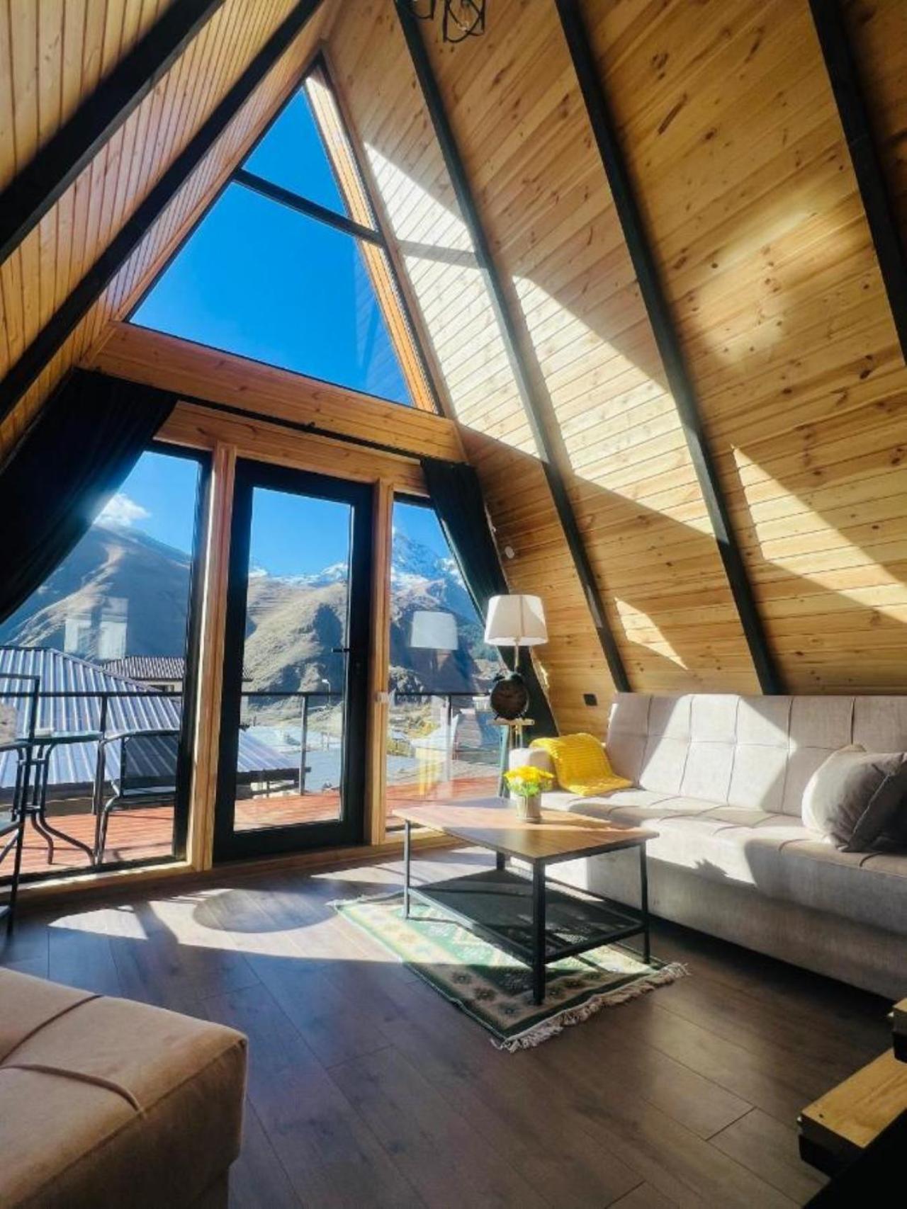 Pyramid Kazbegi Hotel ภายนอก รูปภาพ