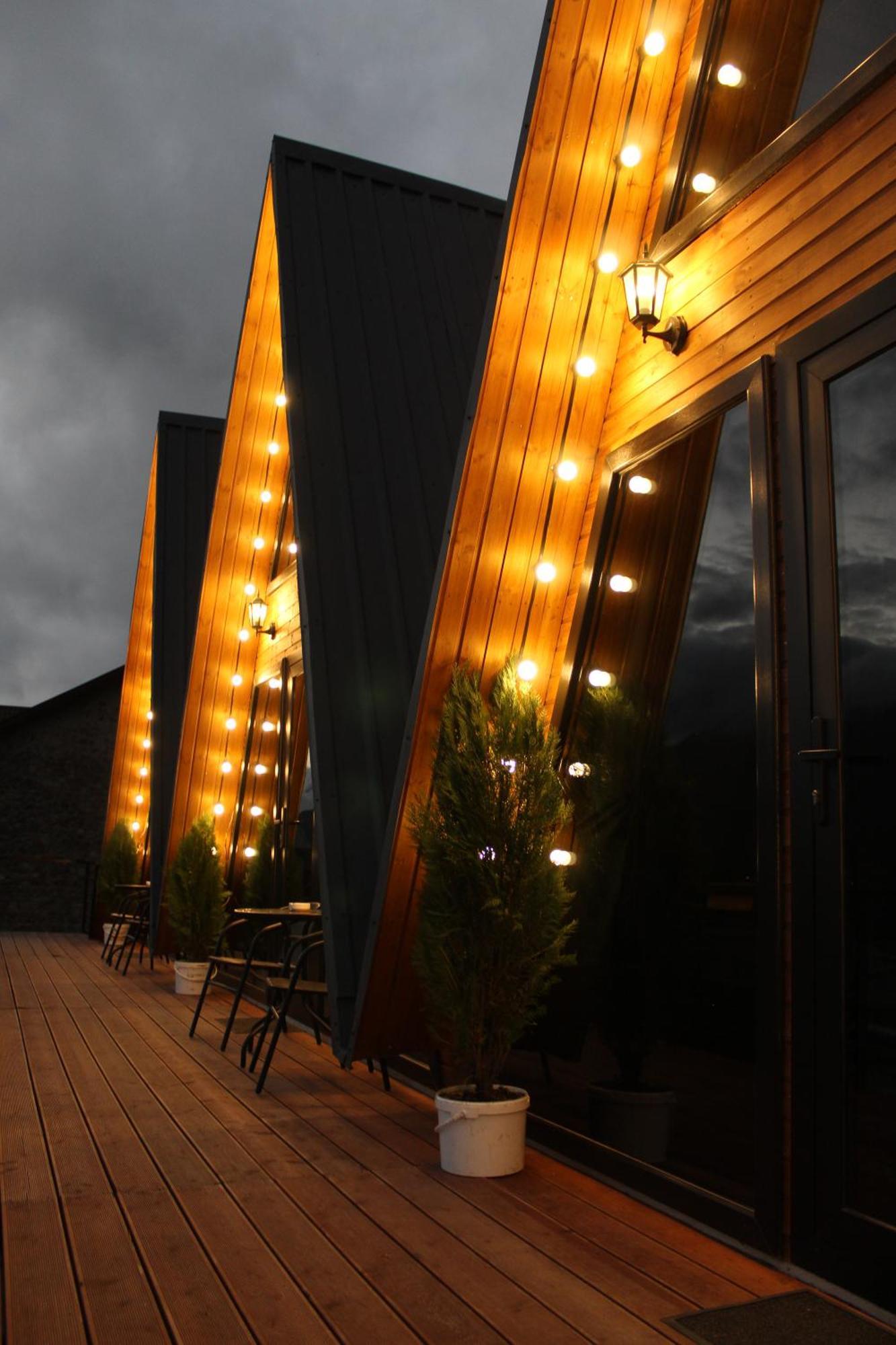 Pyramid Kazbegi Hotel ภายนอก รูปภาพ