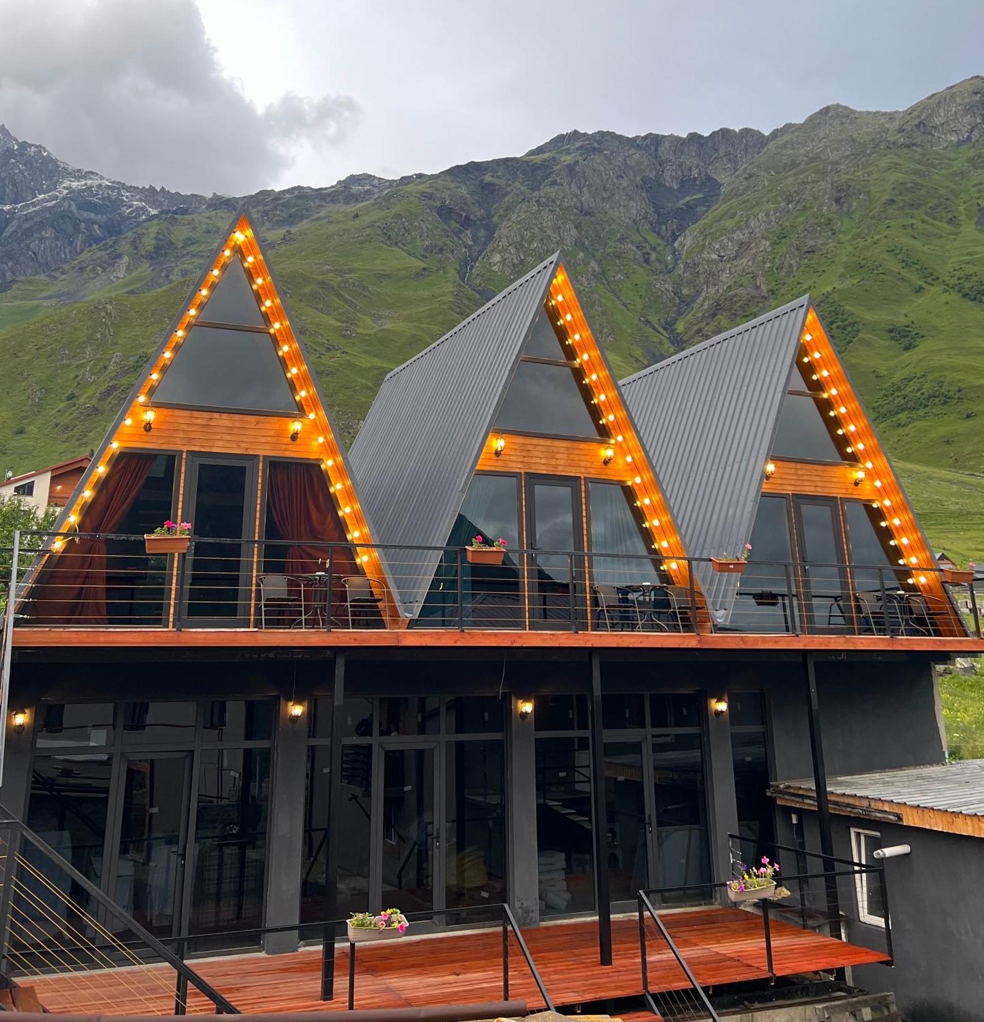 Pyramid Kazbegi Hotel ภายนอก รูปภาพ