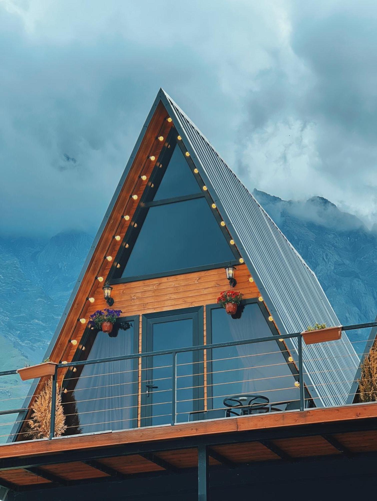 Pyramid Kazbegi Hotel ภายนอก รูปภาพ