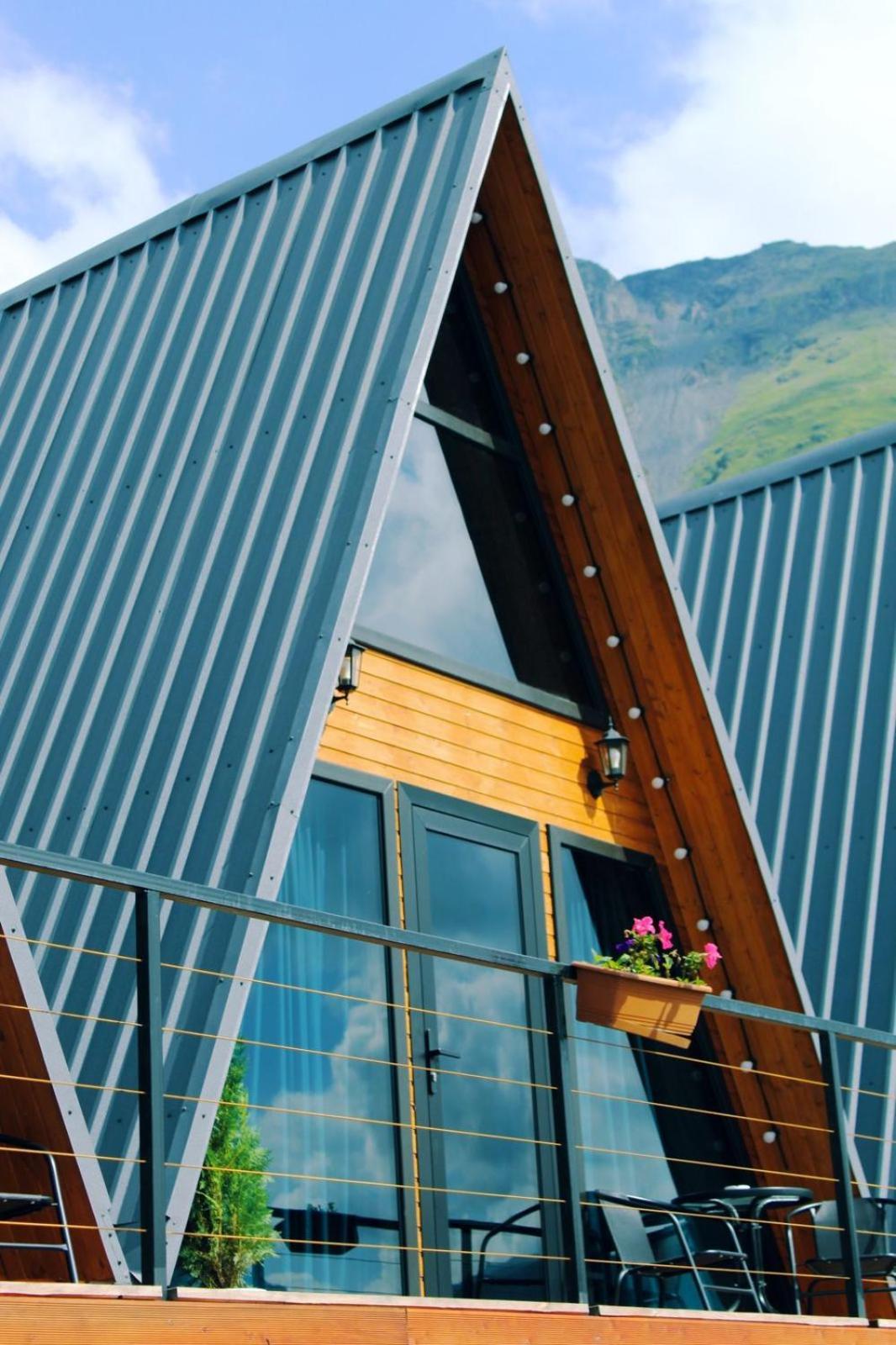 Pyramid Kazbegi Hotel ภายนอก รูปภาพ